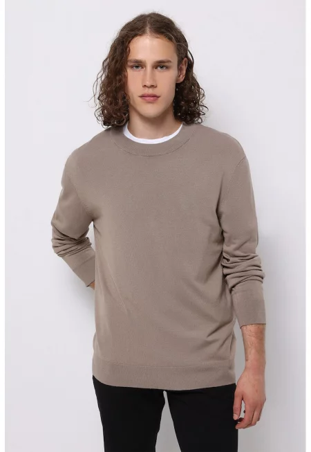 Пуловер с овално деколте