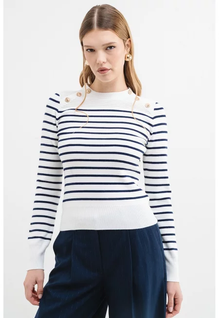 Раиран пуловер с декоративни копчета