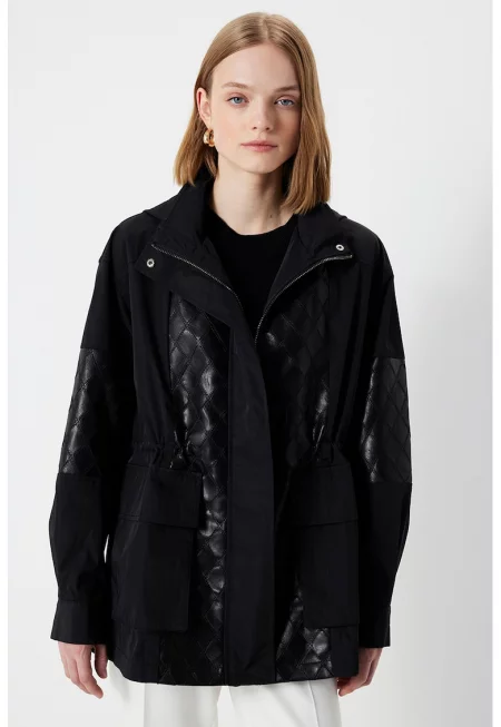 Яке с качулка и регулируема талия