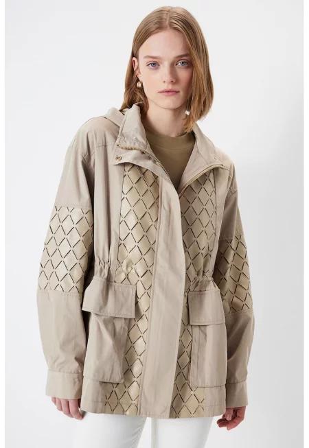 Яке с качулка и регулируема талия