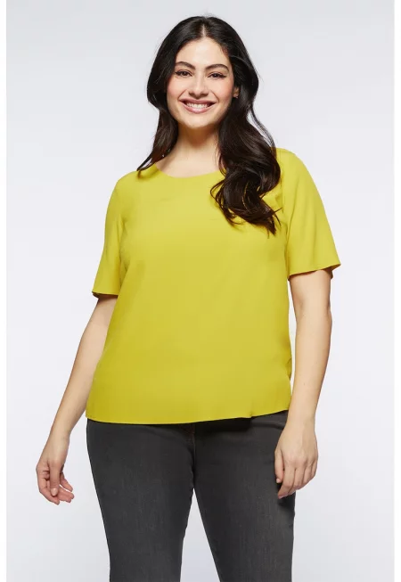 Блуза с овално деколте и изчистен дизайн - Бледожълт