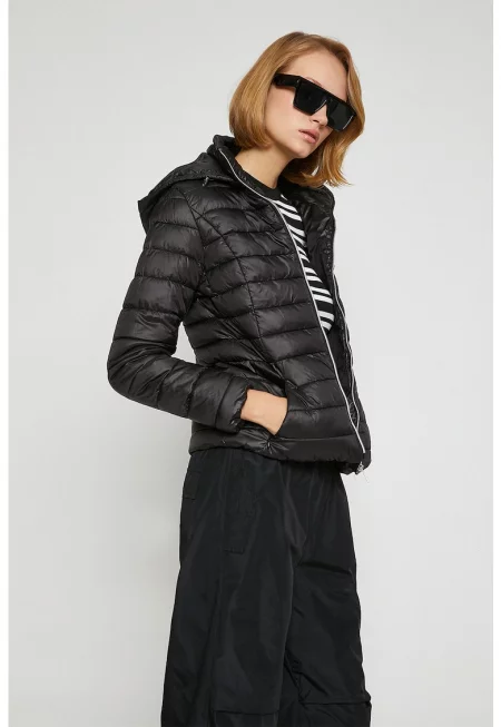 Капитонирано яке с качулка