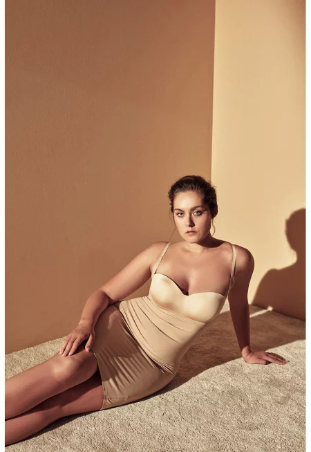 Оформяща рокля с регулиращи се презрамки - Бежов