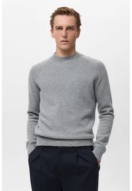 Пуловер от вълна с овално деколте