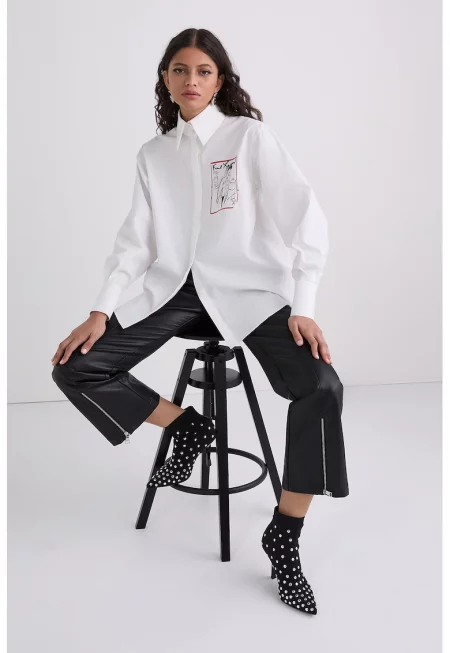 Уголемена риза с принт на гърба