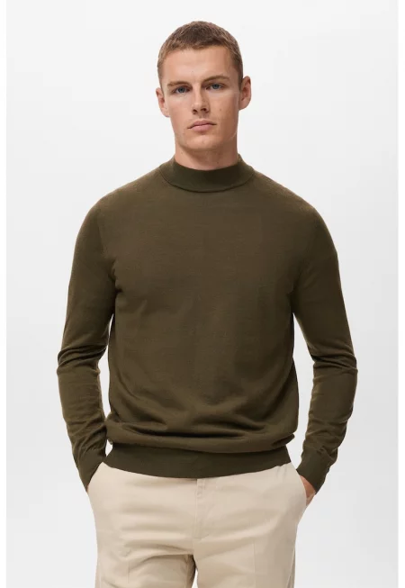 Вълнен пуловер с овално деколте