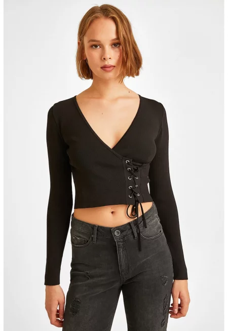 Къс пуловер с шпиц - Черен