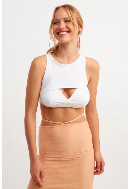 Къс топ с отвор