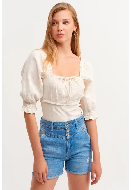 Къса блуза с квадратно деколте и бухнали ръкави