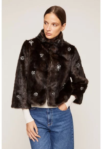 Късо палто с декоративни камъни