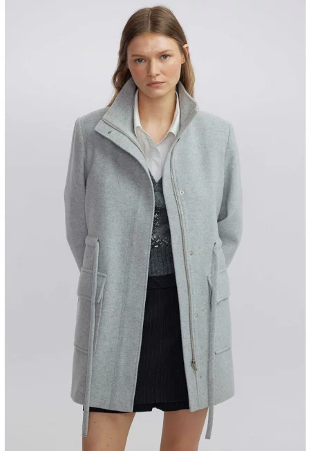 Късо палто с вълна с колан