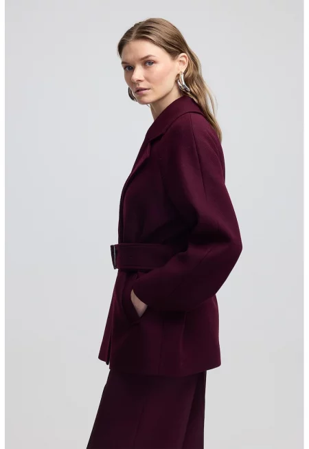 Късо палто с вълна с колан