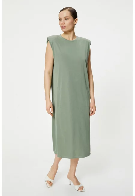 Права рокля с джобове встрани