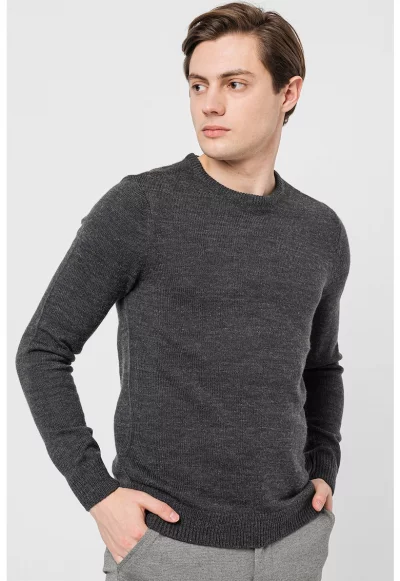 Пуловер с овално деколте