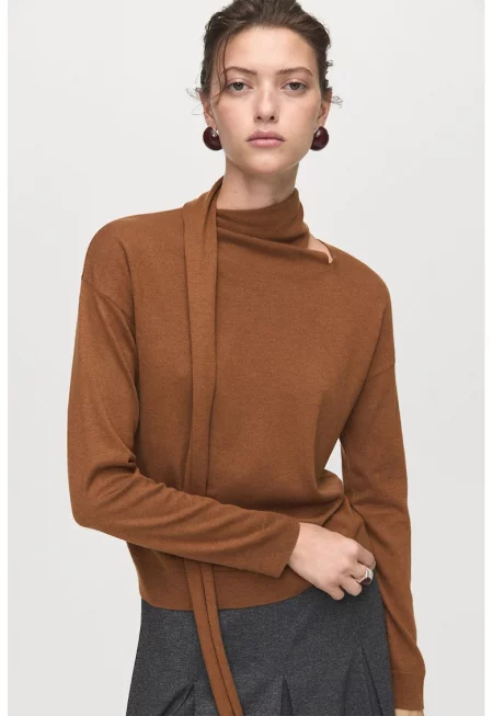 Пуловер с вълна и яка тип шал