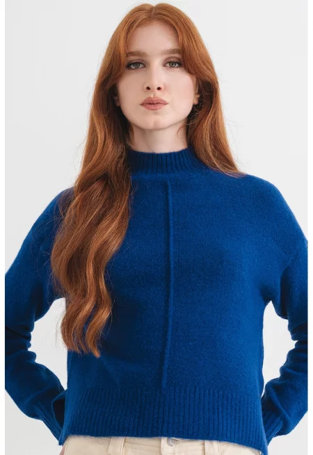 Пуловер с вълна с ниска яка