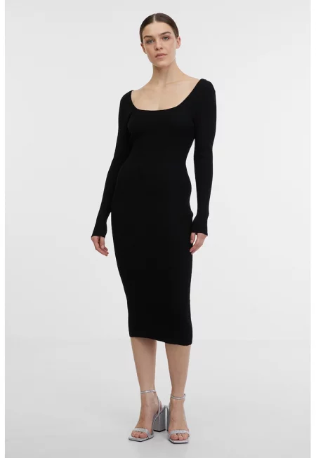 Рокля с отвори на гърба