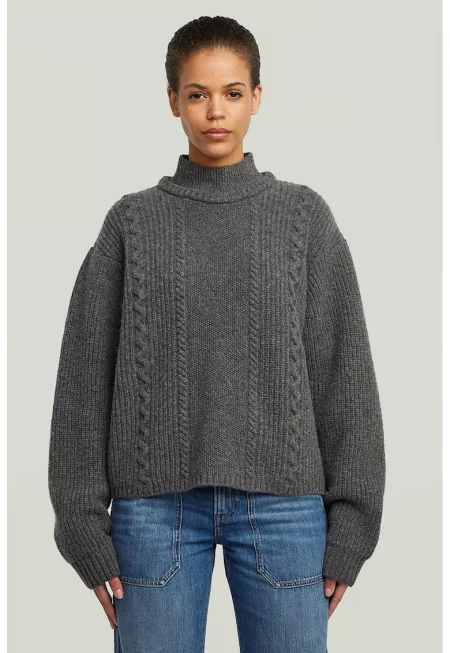 Вълнен уголемен пуловер с плетка осморка