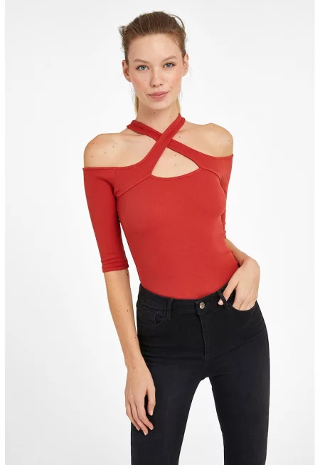 Блуза с отвори рамене