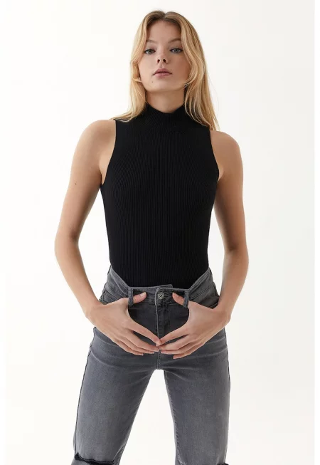 Едноцветен топ с ниска яка