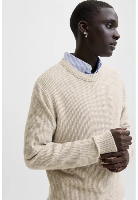 Плетен пуловер с овално деколте