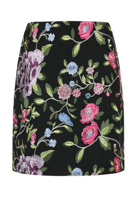 Пола с бродерия с флорални мотиви