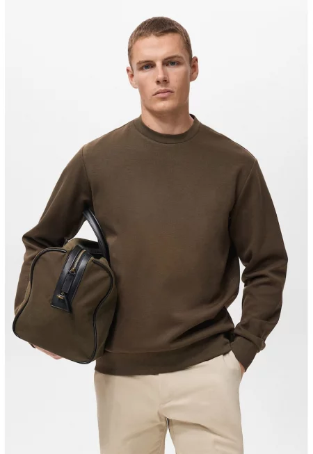 Пуловер с овално деколте