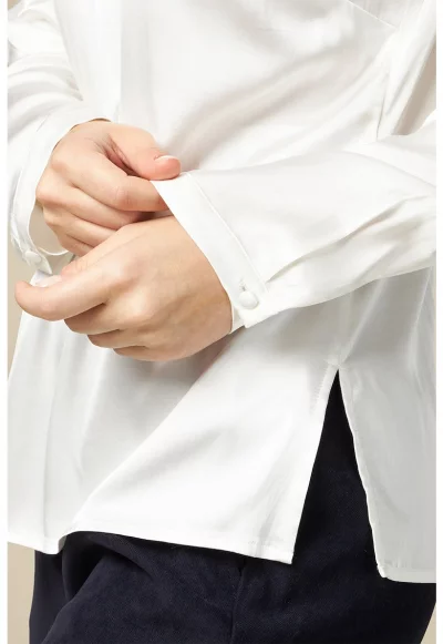 Сатенена блуза с цепки встрани