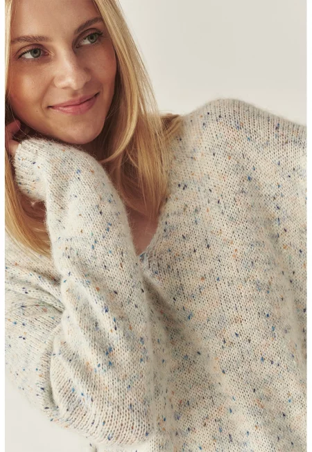 Шпиц пуловер с вълна