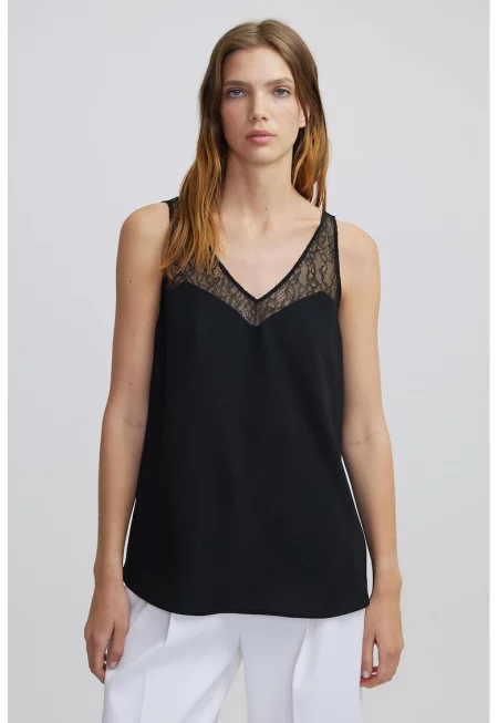 Свободен топ с дантела