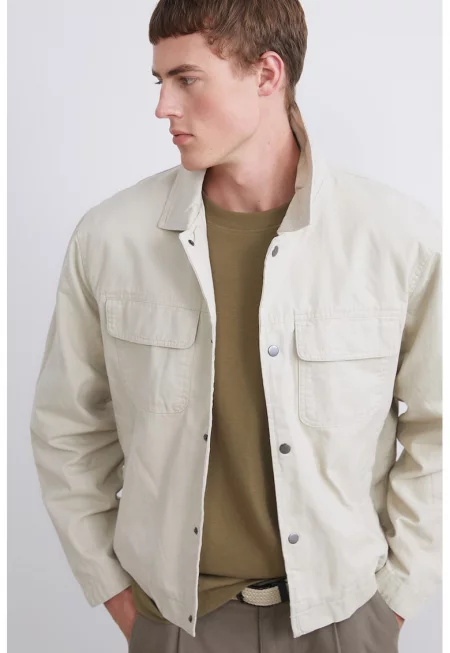 Яке с джобове с капаче на гърдите и капси