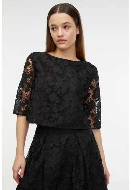 Дантелена блуза с миди ръкави