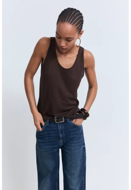 Ленен топ с овално деколте