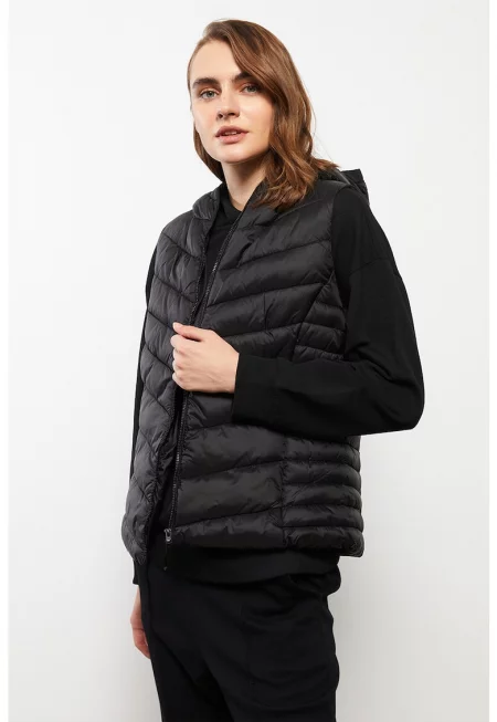 Подплатен капитониран елек с качулка