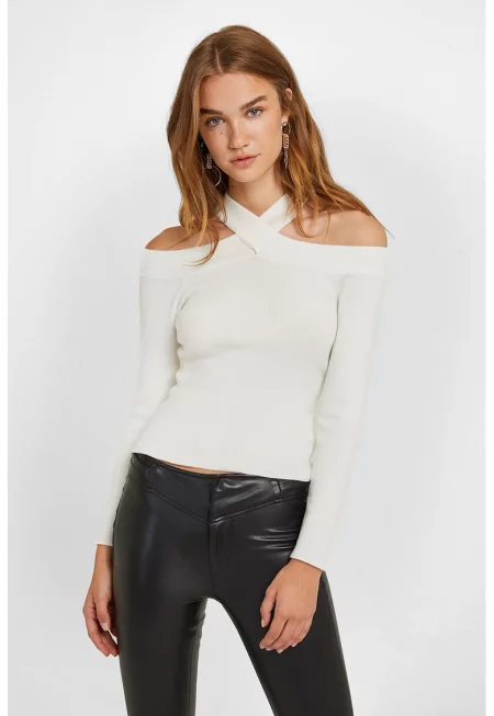 Пуловер с голо рамо