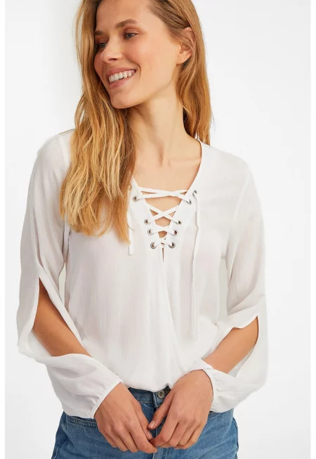 Блуза с отвор на ръкавите