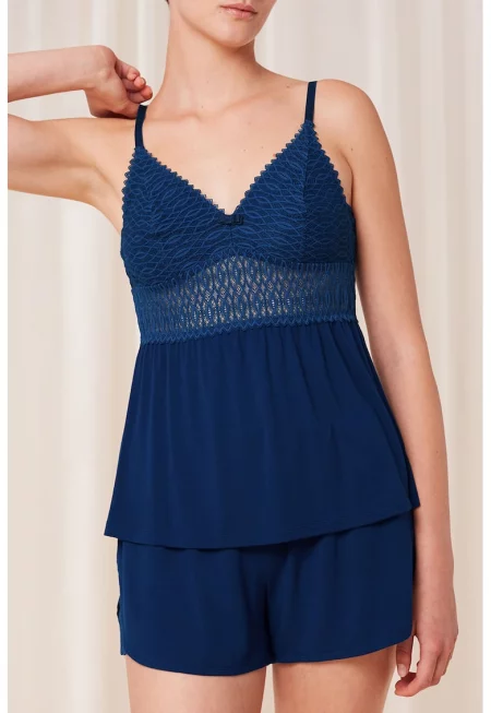 Къса пижама с шпиц и дантела