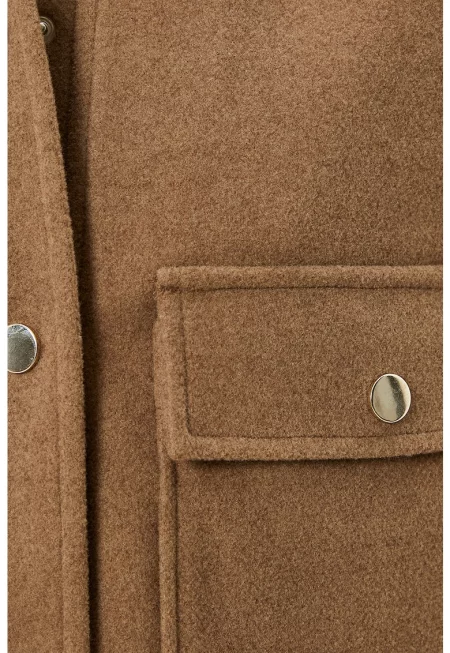 Късо палто с джобове с капаче