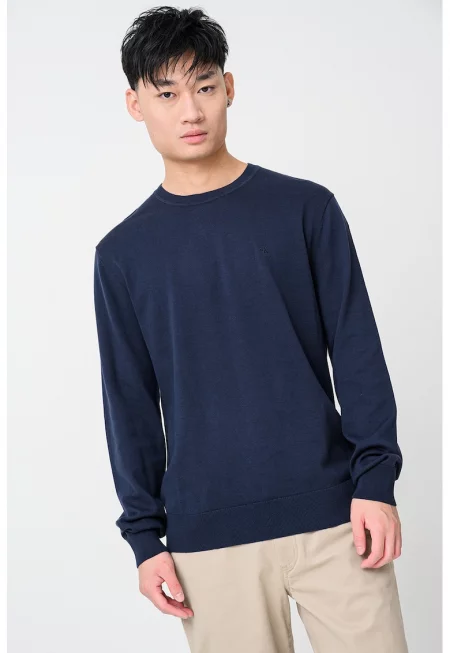 Пуловер с овално деколте