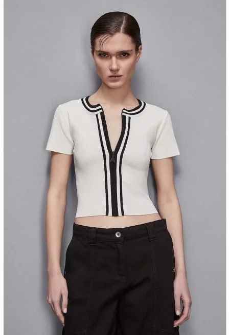 Тениска с кръгло деколте и закопчаване с цип - Бял