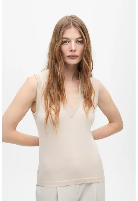 Топ с шпиц - Светло бежово