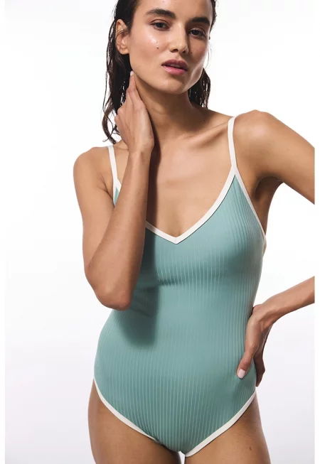 Цял бански с контрасти - Зелени аспержи