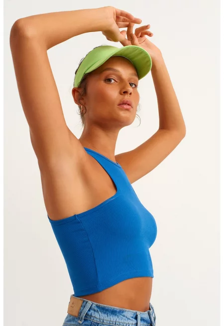 Къс топ с изчистен десен