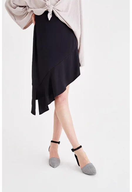 Къса асиметрична пола