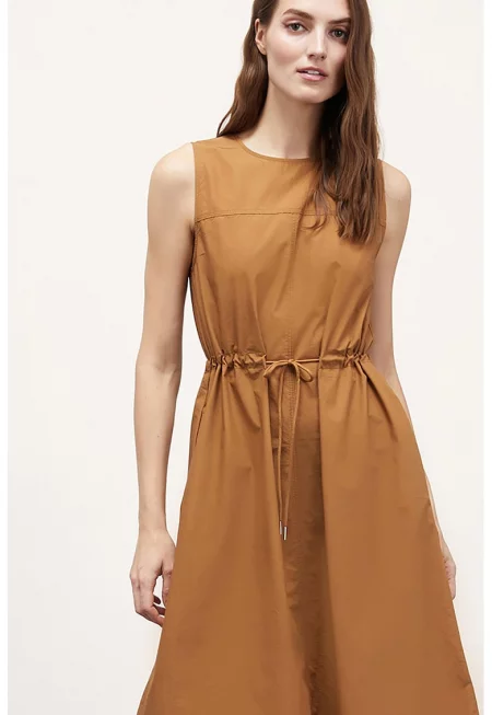 Памъчна рокля без ръкави