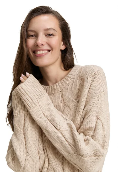 Плетен пуловер - Бежов