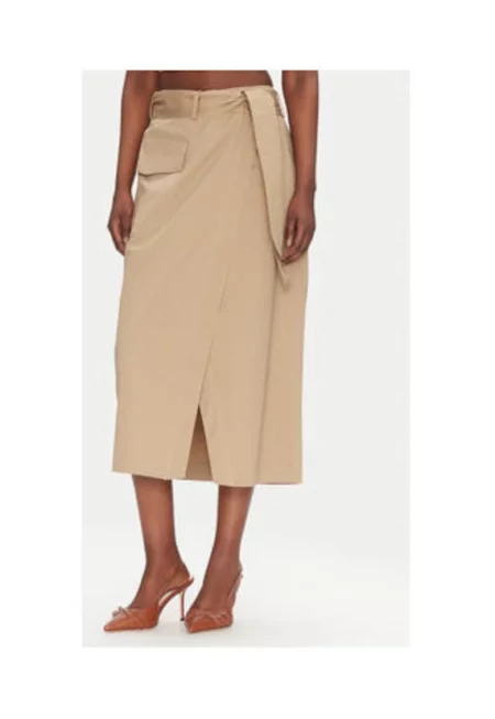 Пола  бежова