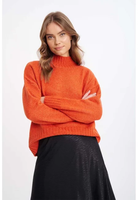 Пуловер със средновисока яка