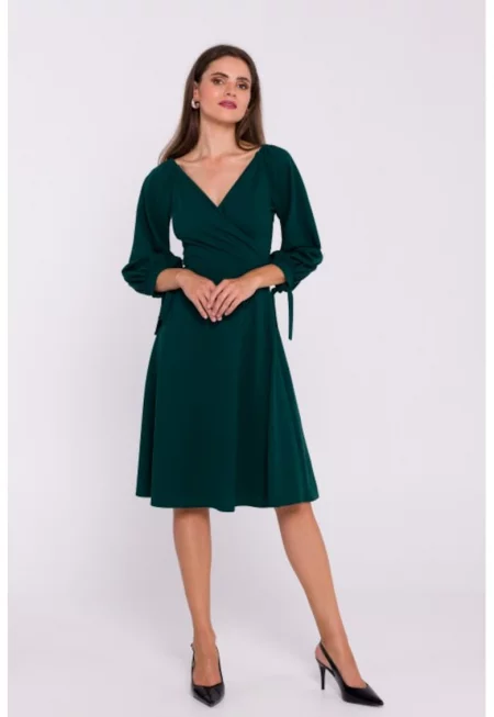 Разкроена рокля с вързани ръкави