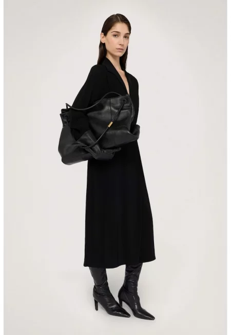 Рокля с шпиц и дълги ръкави